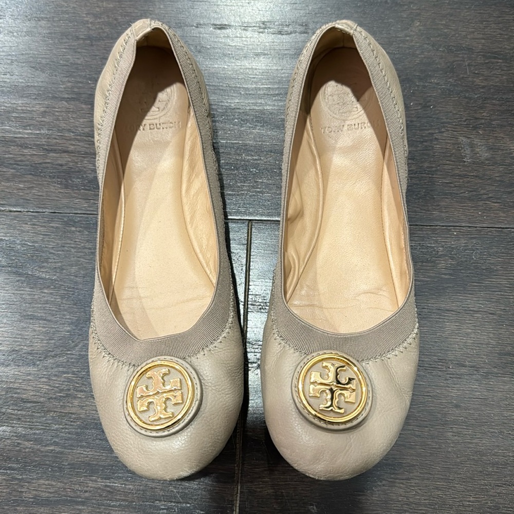 Tory Burch taupe Caroline 2 flats size 8